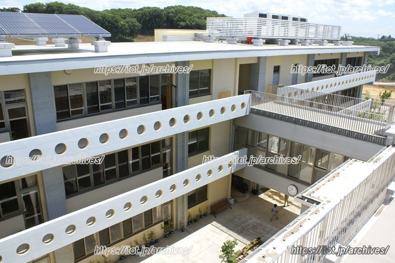 屋上から眺める校舎の様子