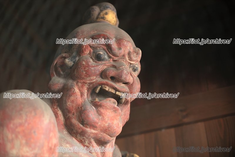 横浜市指定有形文化財の「金剛力士像(仁王像)」