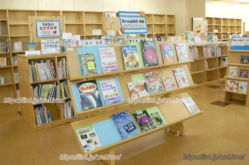 様々な本が揃う図書室