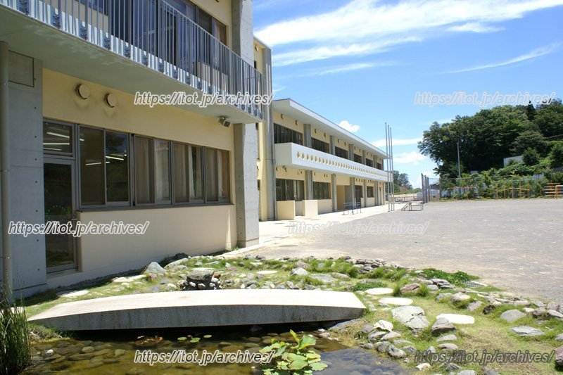 「稲城市立南山小学校」の校庭