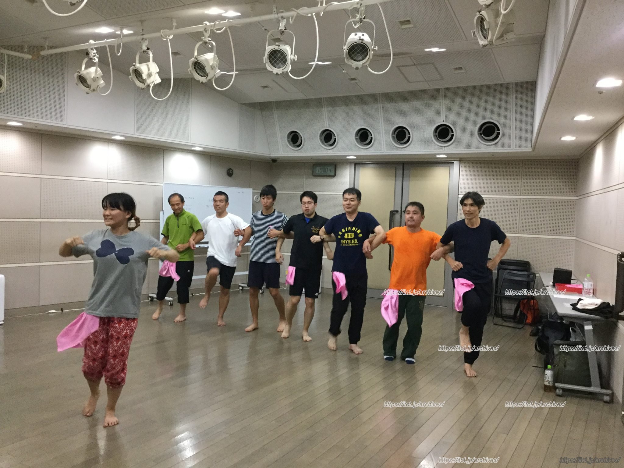 「かなっくホールdeおやじビアホール」に向けて練習するおやじパフォーマーの皆さんの様子