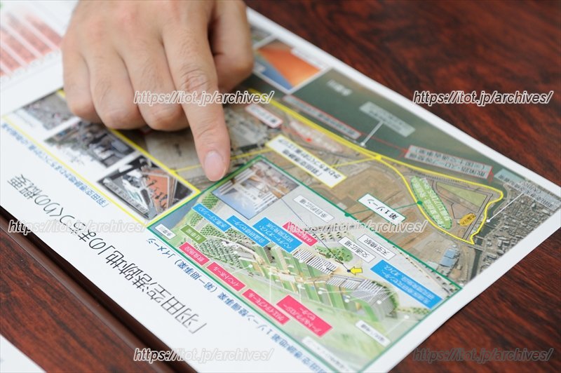 資料をもとに説明する様子