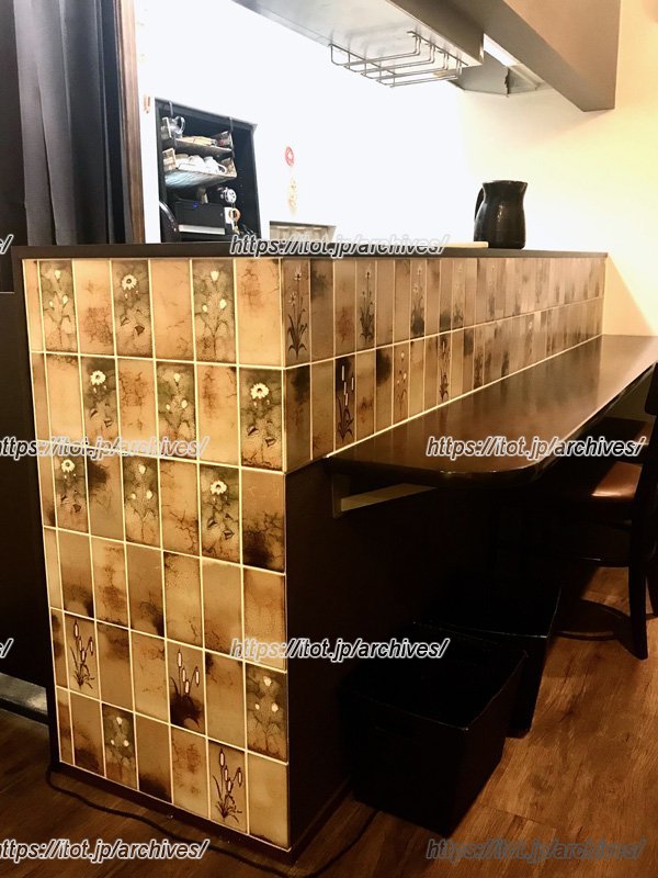 「忘れな草」「ガマの穂」などがデザインされた美濃焼タイルのカウンター