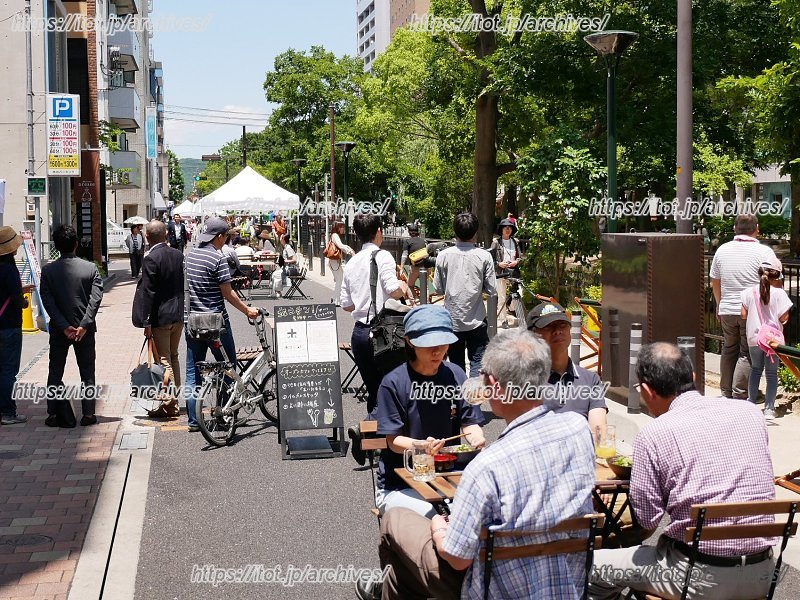 歩行者天国にもなる「西川緑道公園」沿いの道