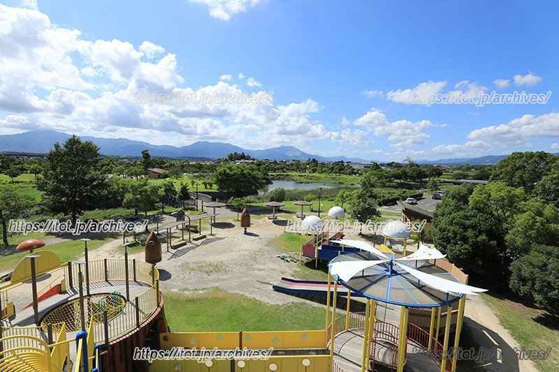 広大な緑と大型遊具がある「中部公園」