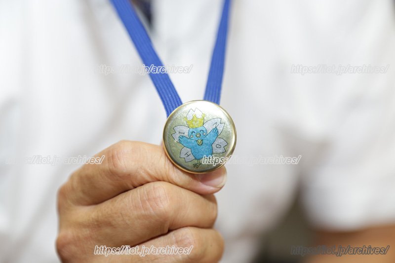 「平野小学校」のオリジナルキャラクター「くじゃの」のバッチでいじめ防止を促進