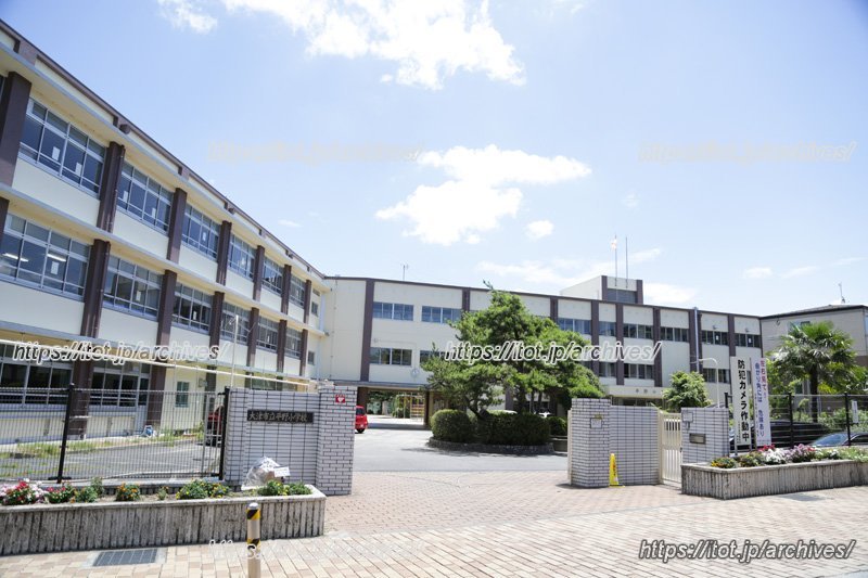 平野小学校の外観
