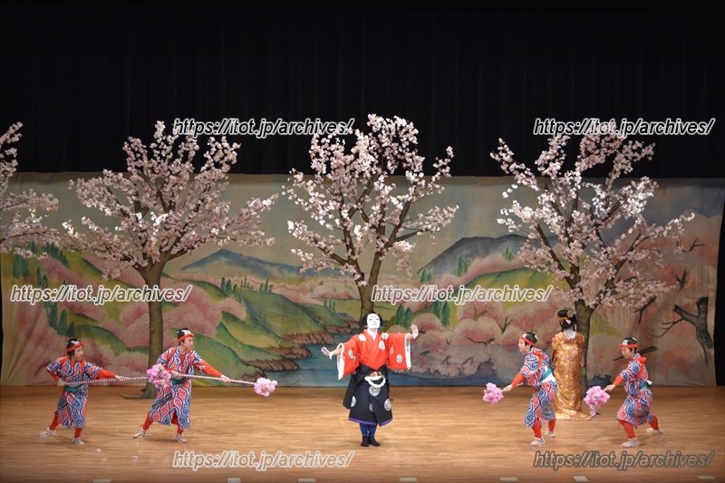 「子ども歌舞伎」の様子（提供：東員町役場）