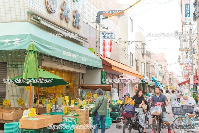 多くの人が行き交う