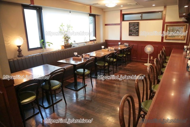 洋食やろく本店の店内