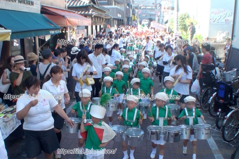 「夏まつり」の際に行われる「幼稚園児パレード」の様子