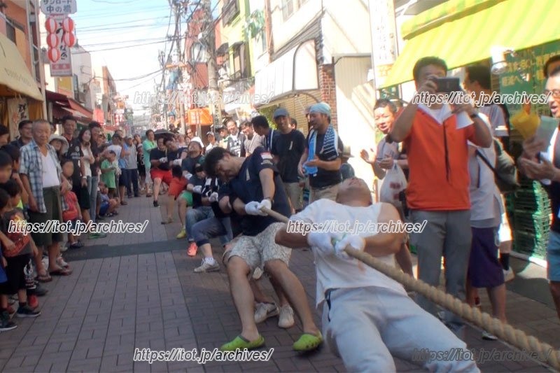 「夏まつり」で行われた「綱引き大会トーナメント」