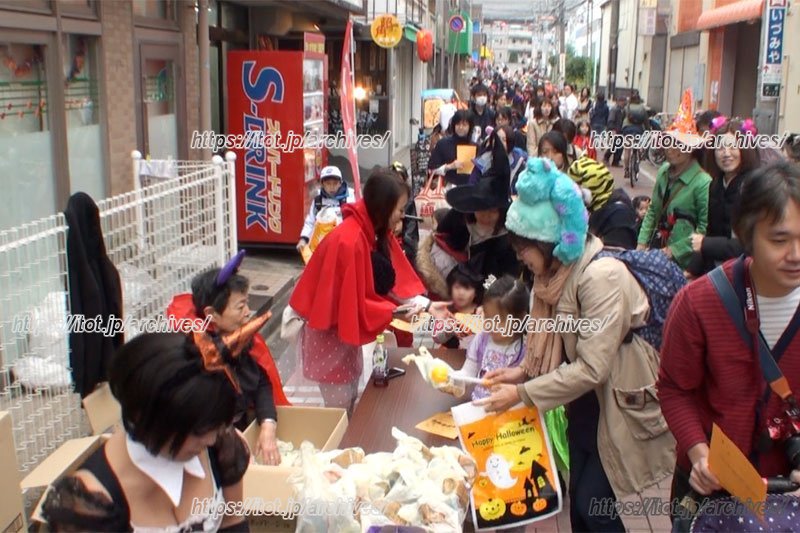 年に一度のハロウィンイベントでは来場客に無料でお菓子を配布