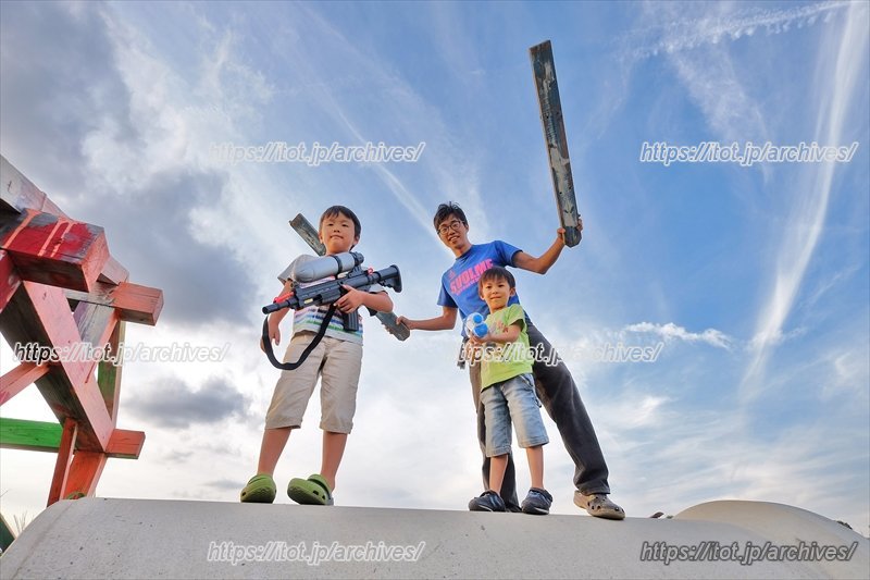 放課後に遊ぶ小学生と、くにたち農園の会のスタッフ