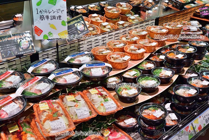 惣菜の種類は非常に豊富で、少なめサイズも用意されている