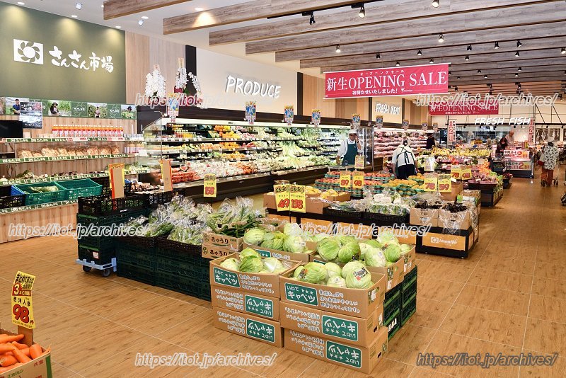 生鮮売り場。通路も広く車椅子の方でも気兼ねなく買い物できる