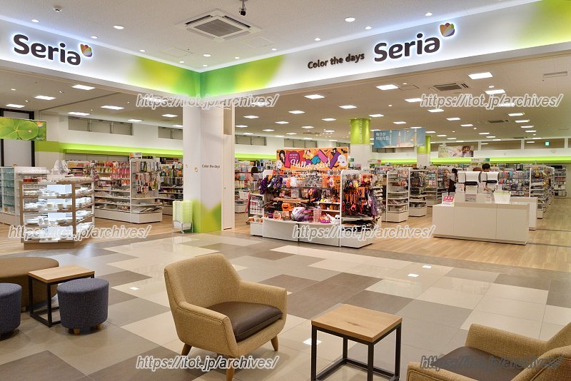 100円ショップの「Seria(セリア)」。フロアには椅子が設置されており買い物に疲れたら休憩することも