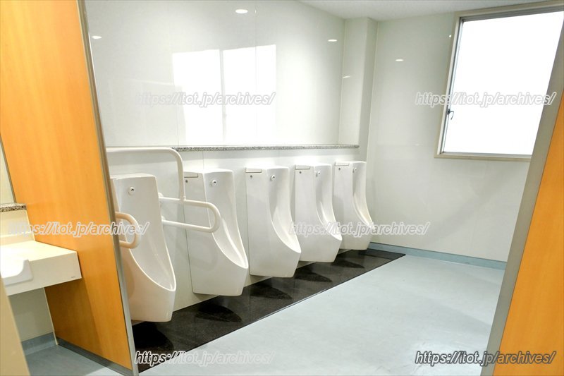 歴史のある学校ながらエアコン完備、トイレも洋式でバリアフリー対応と優れた設備