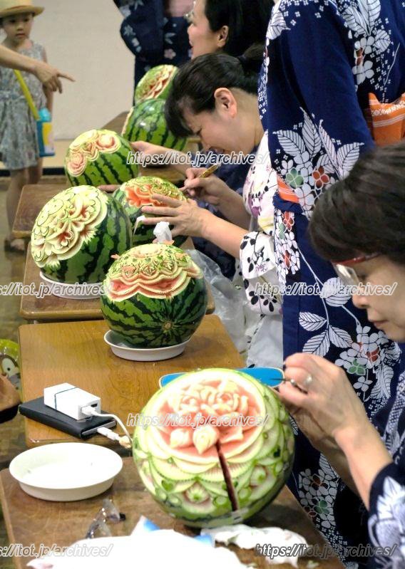 池上まつり 「池上職人尽くし」（フルーツカービングの様子）