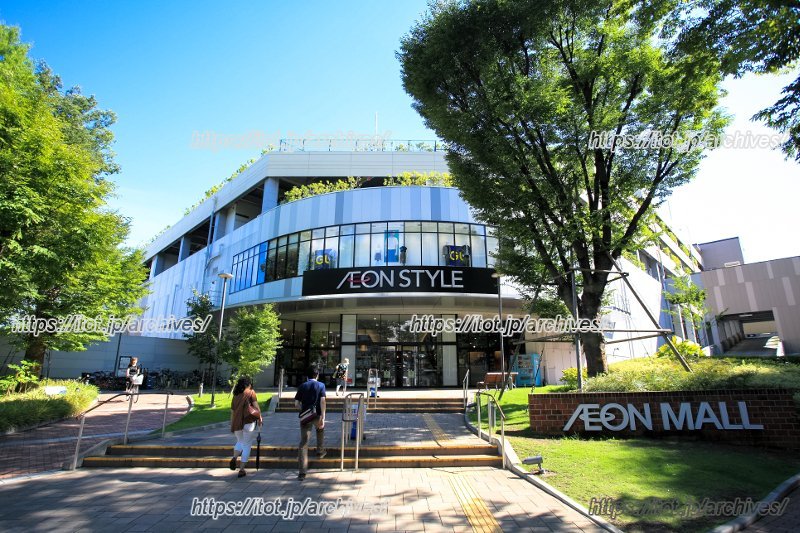 外周に緑を配置し、自然豊かな多摩平の街との一体感を生む