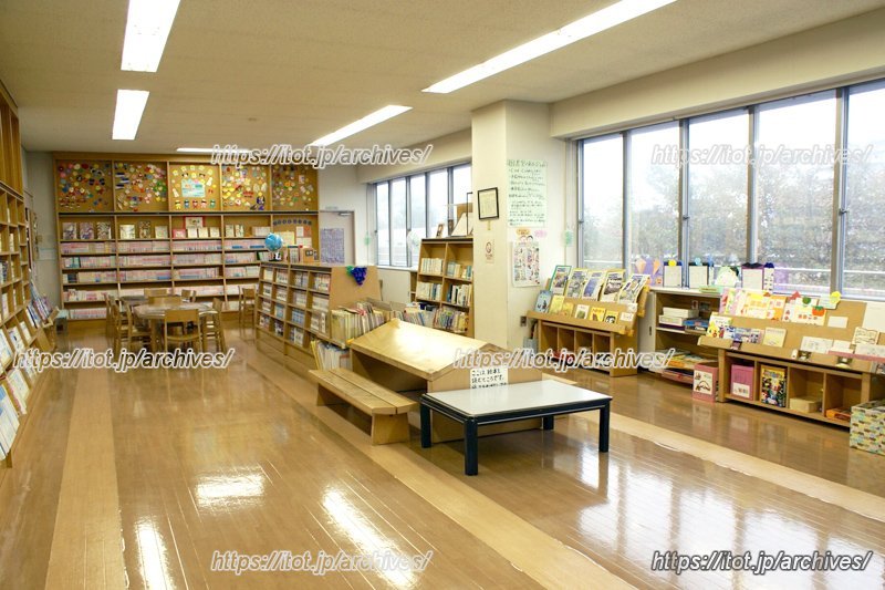 ボードゲームなども置いてある図書室