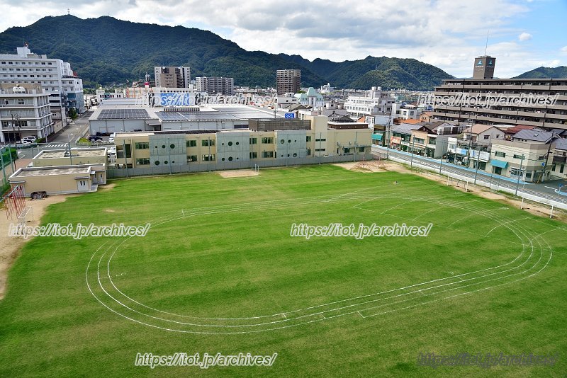 学校の周りに広がる三原の街