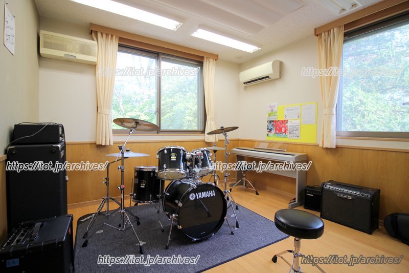2重扉でしっかり防音された2階の「音楽室」