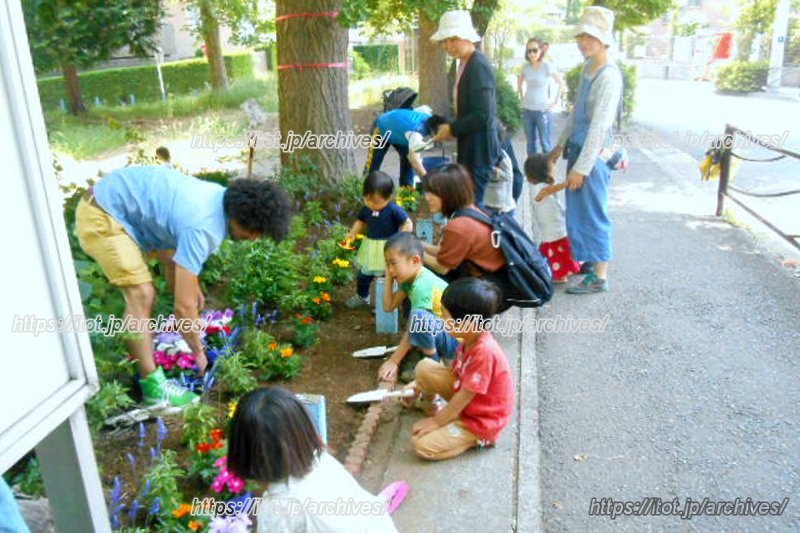 年2回、幼児向けに実施している「お花を植えよう」
