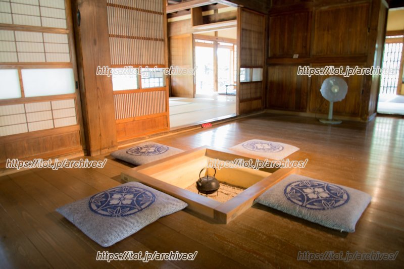 囲炉裏のある「旧内田家住宅」