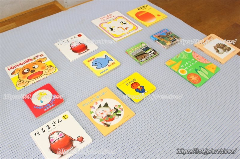 子どもが興味を持ちやすいよう、部屋の端に並べられた絵本