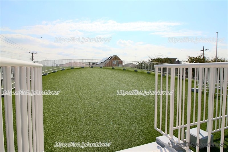 外遊びやお弁当など多目的に使える、ホール屋上の広場