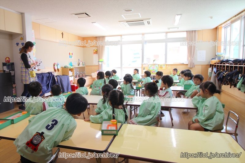 先生の巧みな話術に引き込まれる園児