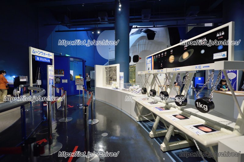 月の重力を疑似体感できる体験展示「ムーンウォーカー」がある「チャレンジの部屋」