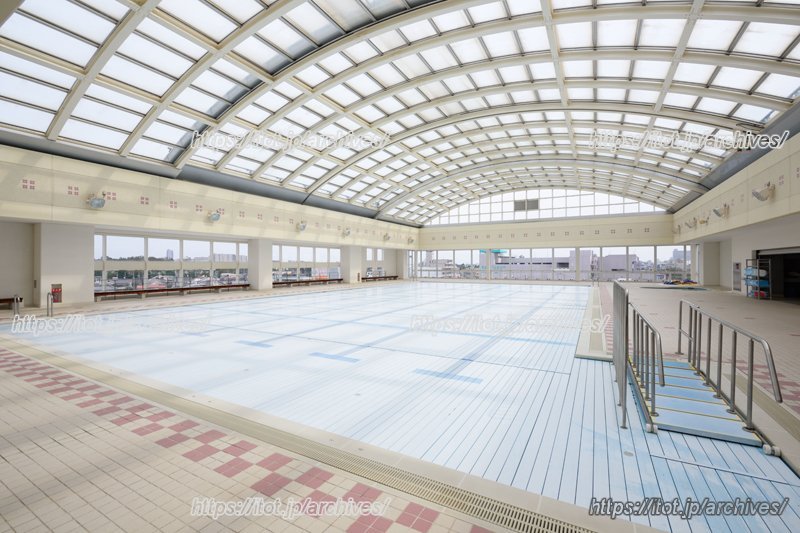 可動式の屋根と自動昇降式の床が備わる屋上プール