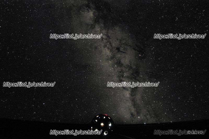 多くの星が投影されるプラネタリウム