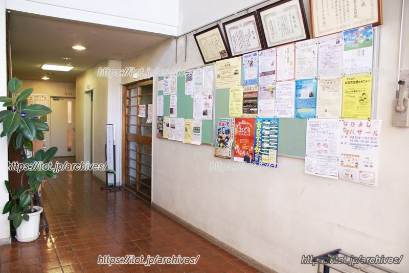 地域のイベント情報などお知らせが掲示されている1階ロビー