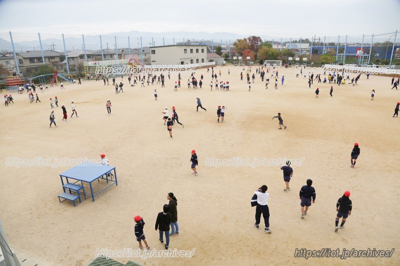 運動場に子どもたちの笑い声が響き渡る