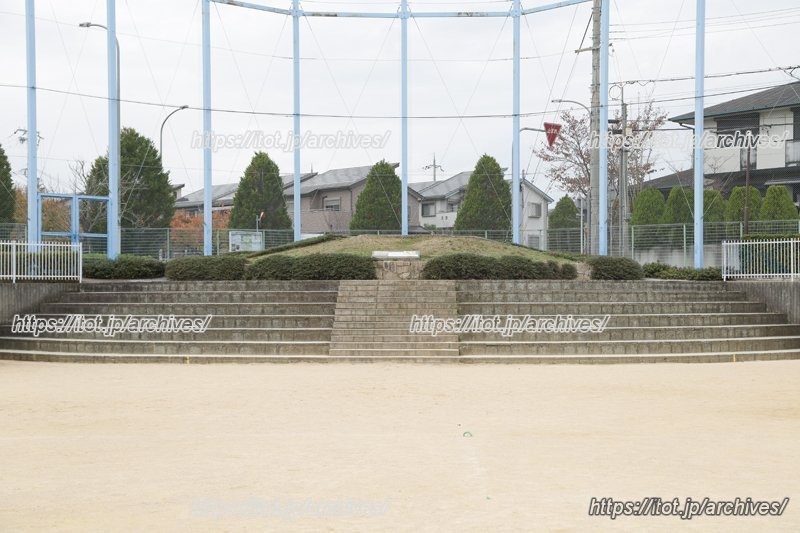 かつて北神戸中学校の南側にあった古墳時代の古墳を同校の運動場に移した