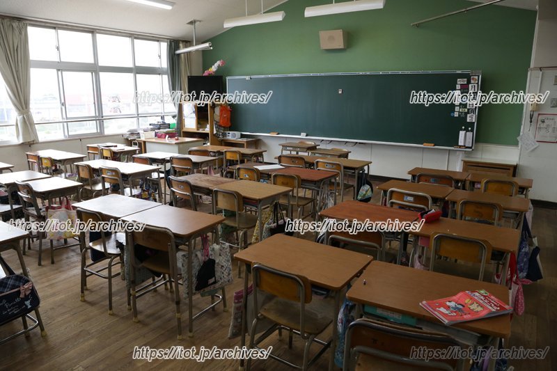 同校では教室に入る際も室内靴に履き替えない。神戸市内の小学校ならではらしい。