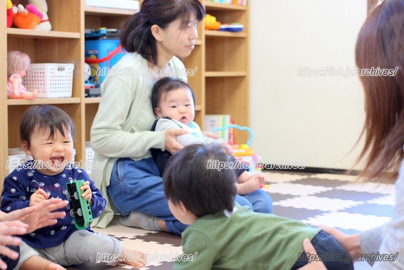 ママたちとのスキンシップでご機嫌になった子どもたち