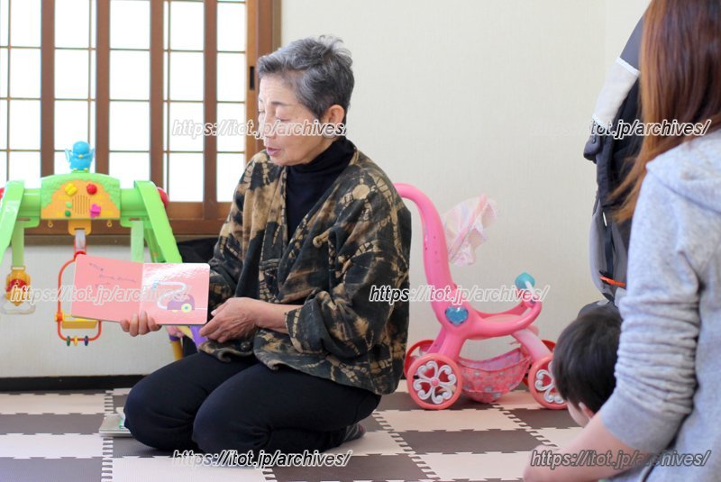 お父さんやお母さんに読んでもらう絵本の楽しさを伝える