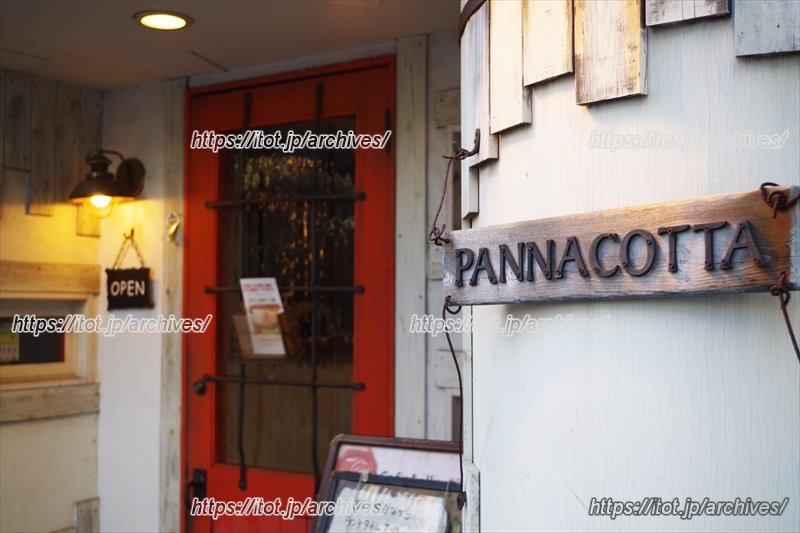 入口の洒落た赤いドアが目印のお店