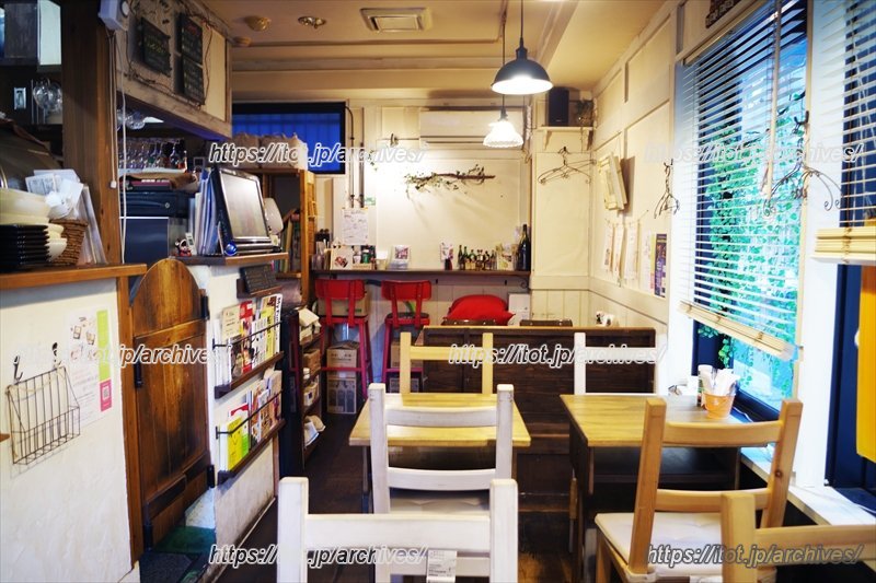 木製の家具が配備された温かく可愛らしい店内