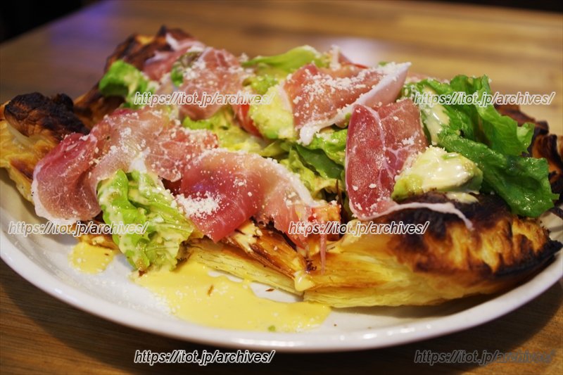 サクサクのパイとドレッシングの酸味が相性抜群「パイ生地ピッツァのサラダ仕立」