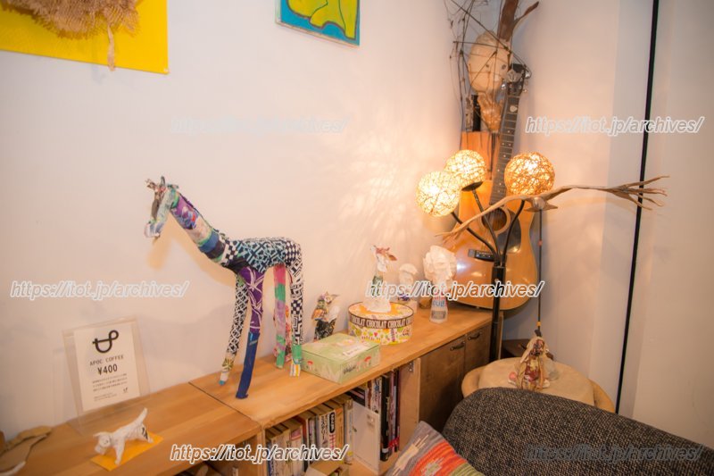 店内に陳列されているパートナー「Shozen Kajima」のアート作品