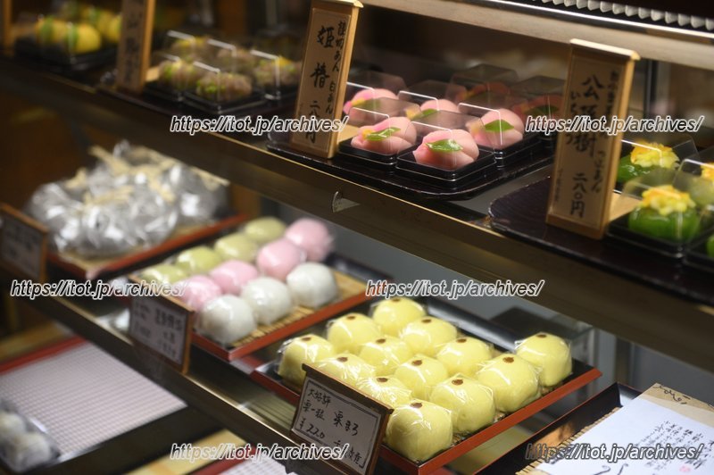 豊富な種類のお菓子が陳列されている