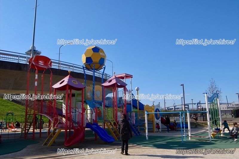 「新横浜公園」のアスレチック遊具