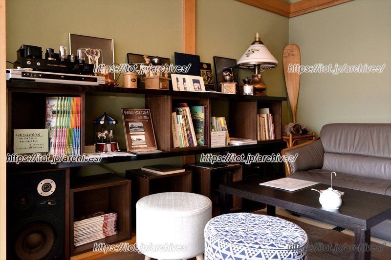 インテリアはダークブラウンで統一され、落ち着いた雰囲気が漂う