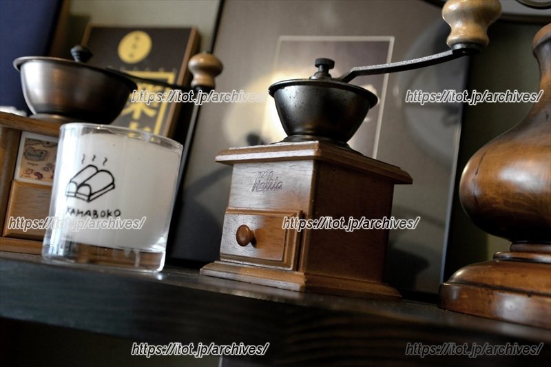 自家焙煎の珈琲豆も販売している