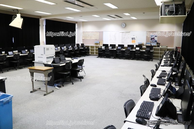 多数のタブレットパソコンが並ぶパソコンルーム